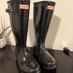 Hunter Textured Black Boots